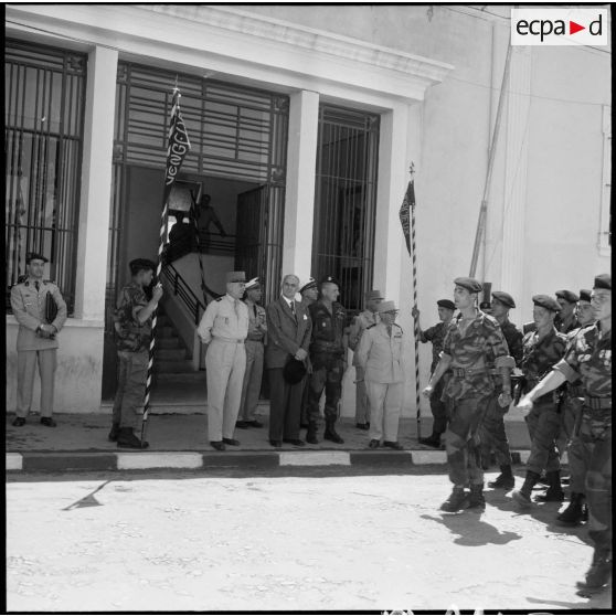 Visite du ministre Pierre Guillaumat au PC Bigeard à Saïda. [Description en cours]