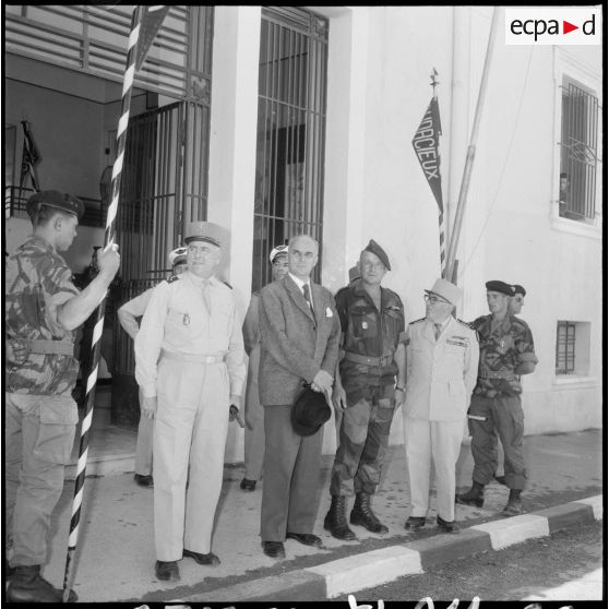 Visite du ministre Pierre Guillaumat au PC Bigeard à Saïda. [Description en cours]