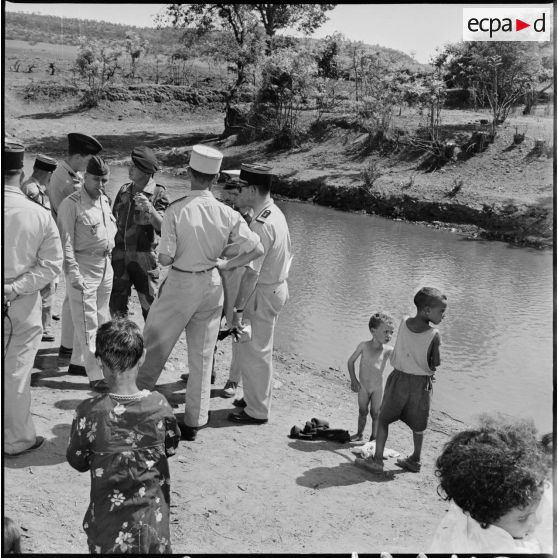 Séance de baignade des enfants du regroupement de Sidi Moumoun. [Description en cours]