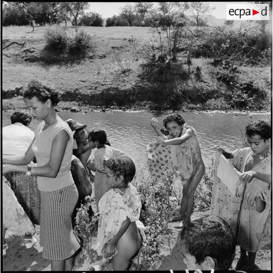 Séance de baignade des enfants du regroupement de Sidi Moumoun. [Description en cours]