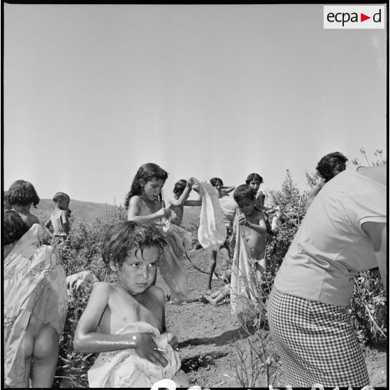 Séance de baignade des enfants du regroupement de Sidi Moumoun. [Description en cours]