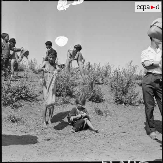 Séance de baignade des enfants du regroupement de Sidi Moumoun. [Description en cours]