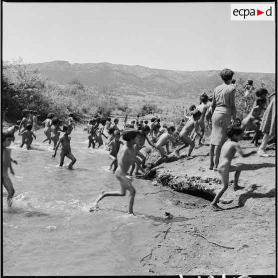 Séance de baignade des enfants du regroupement de Sidi Moumoun. [Description en cours]