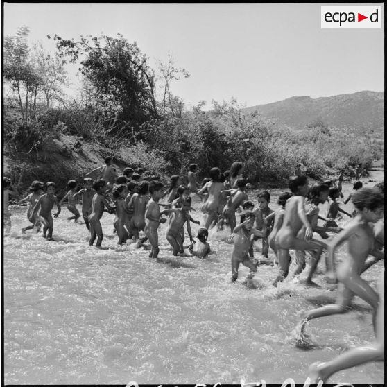 Séance de baignade des enfants du regroupement de Sidi Moumoun. [Description en cours]