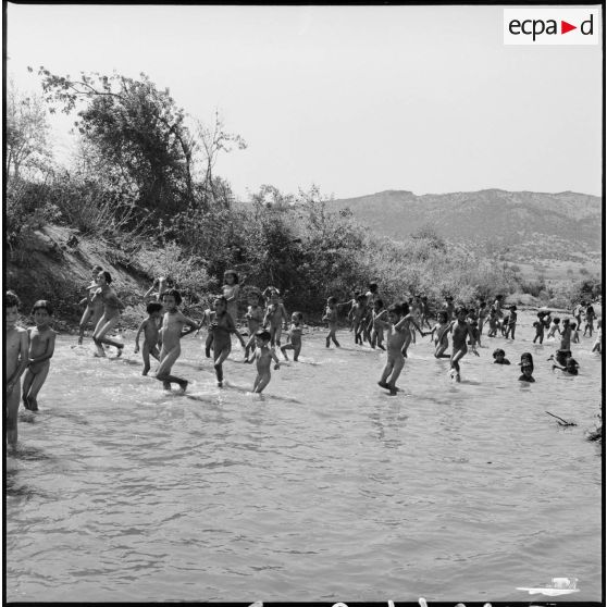 Séance de baignade des enfants du regroupement de Sidi Moumoun. [Description en cours]