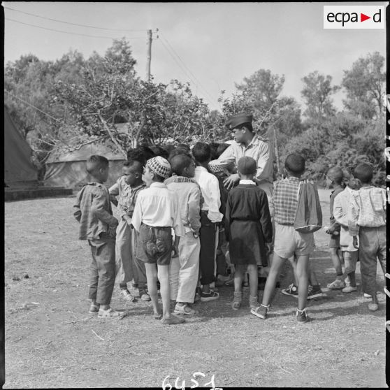 Enfants en visite à la mer. [Description en cours]