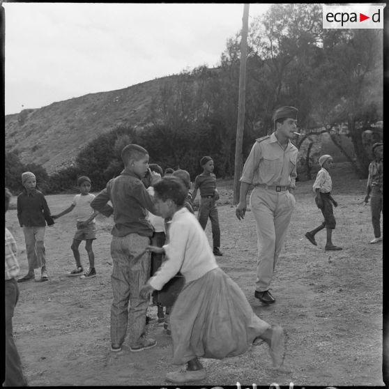 Enfants en visite à la mer. [Description en cours]