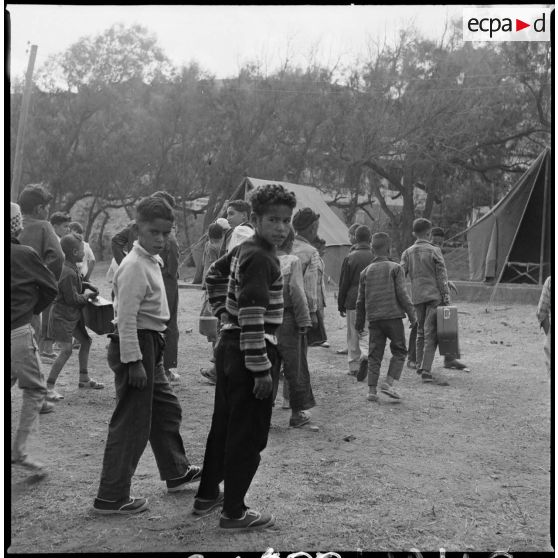 Enfants en visite à la mer. [Description en cours]