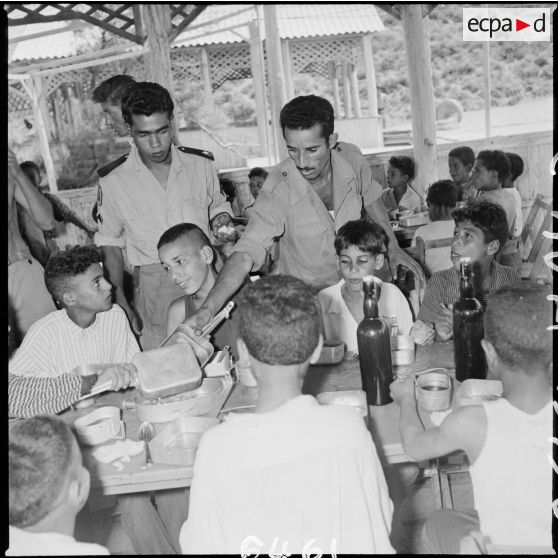 Repas des enfants en visite à la mer. [Description en cours]