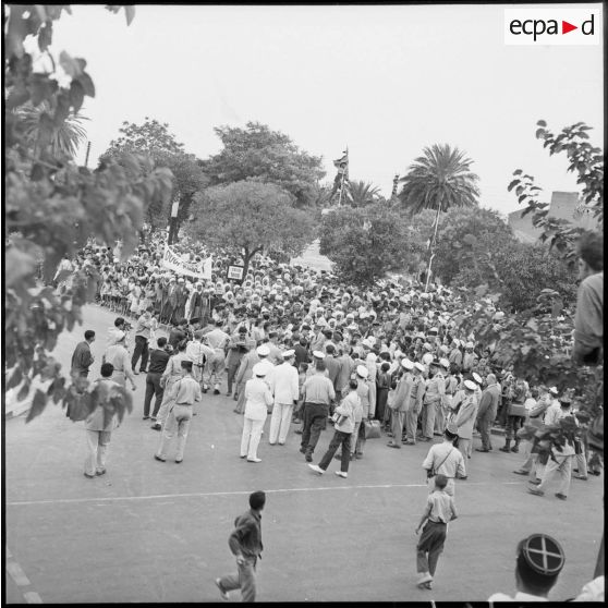 Bain de foule à Saïda le 27 août 1959. [Description en cours]