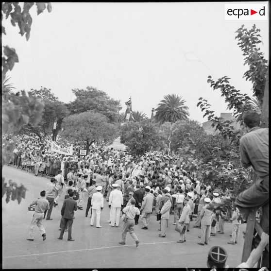 Bain de foule à Saïda le 27 août 1959. [Description en cours]