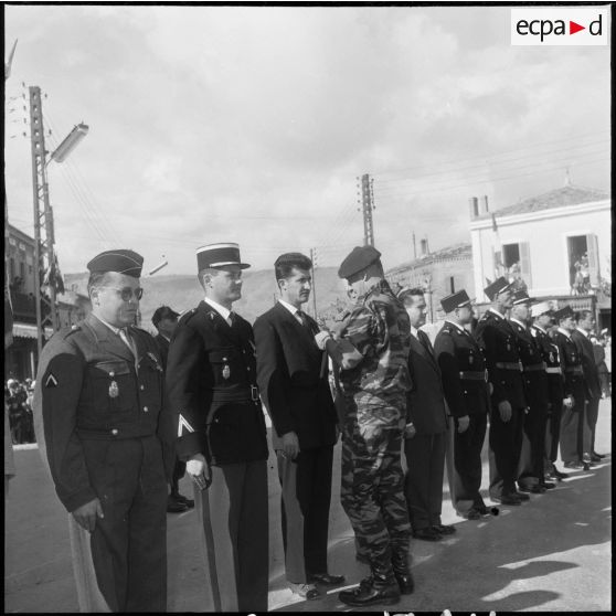 Remise de décorations le 11 novembre 1959 à Saïda. [Description en cours]