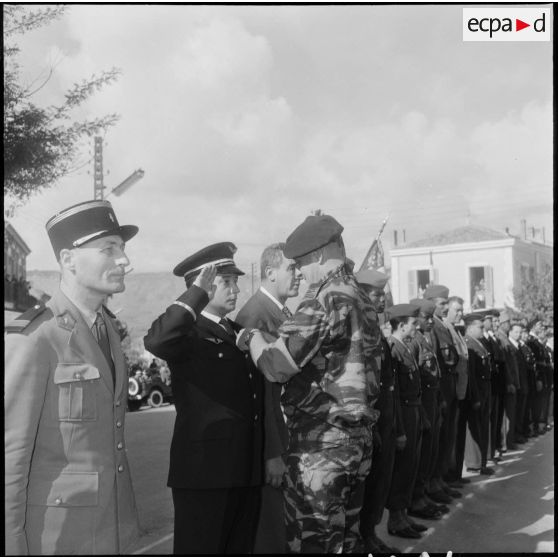 Remise de décorations le 11 novembre 1959 à Saïda. [Description en cours]