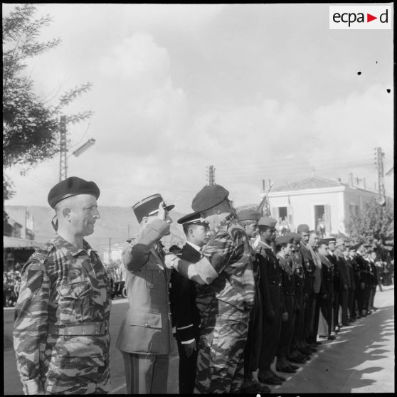 Remise de décorations le 11 novembre 1959 à Saïda. [Description en cours]