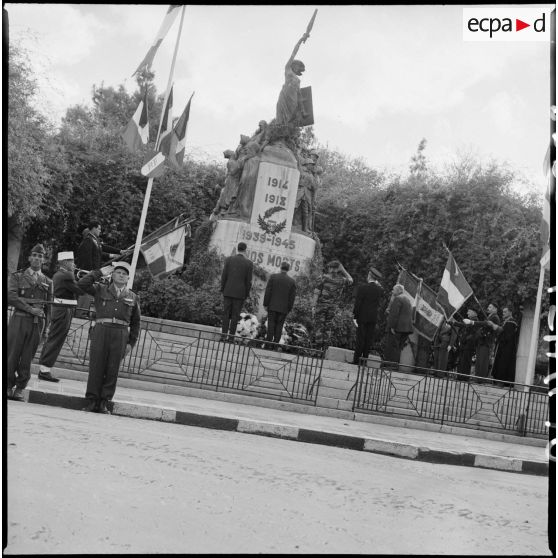 Monument aux morts de Saïda le 11 novembre 1959. [Description en cours]