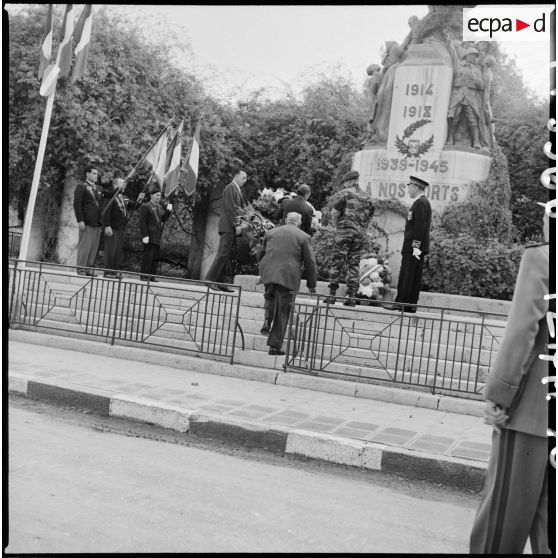 Monument aux morts de Saïda le 11 novembre 1959. [Description en cours]