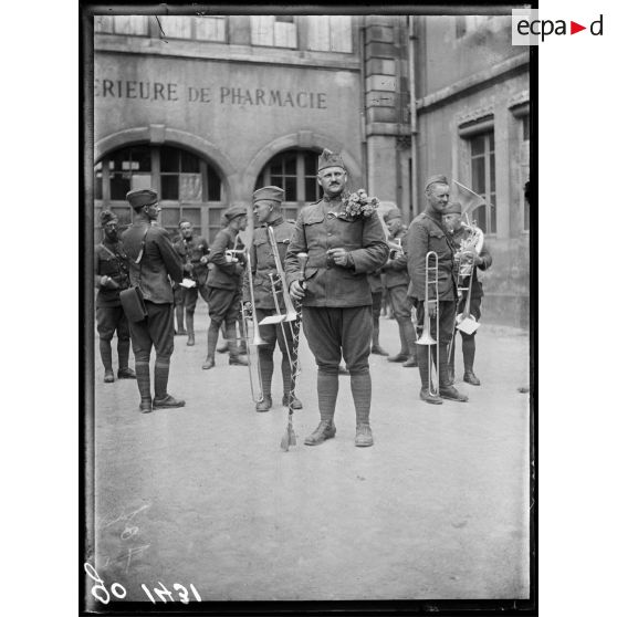 Nancy, portrait du tambour major de la musique militaire américaine. [légende d'origine]