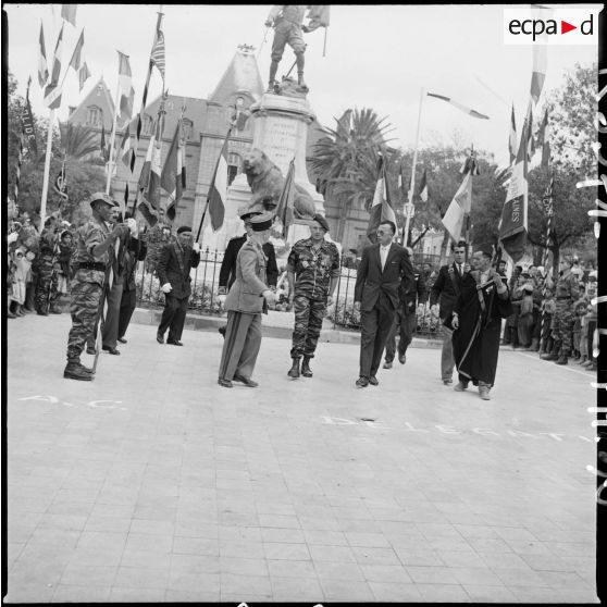 Monument aux morts de Saïda le 11 novembre 1959. [Description en cours]