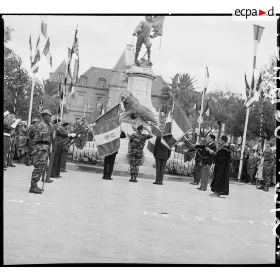 Monument aux morts de Saïda le 11 novembre 1959. [Description en cours]