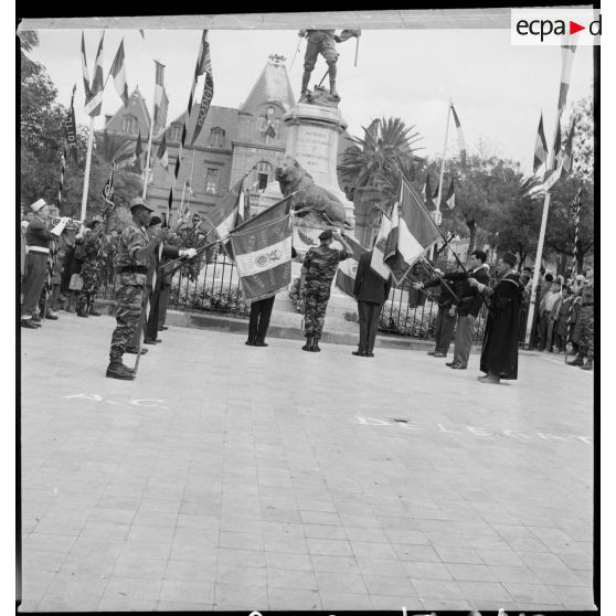 Monument aux morts de Saïda le 11 novembre 1959. [Description en cours]