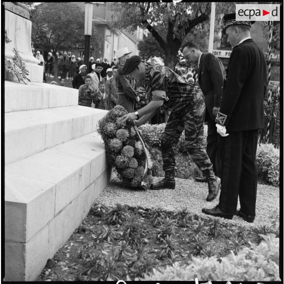 Monument aux morts de Saïda le 11 novembre 1959. [Description en cours]