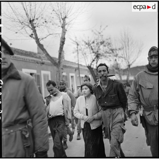 Défilé de prisonniers dans la ville de Saïda. [Description en cours]