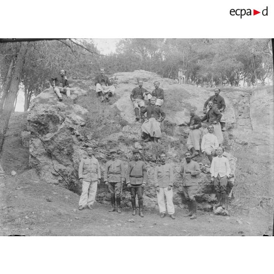 1512. Groupe officiers, sous-officiers des zouaves. [légende d'origine]