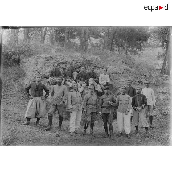 1513. Groupe officiers, sous-officiers des zouaves. [légende d'origine]