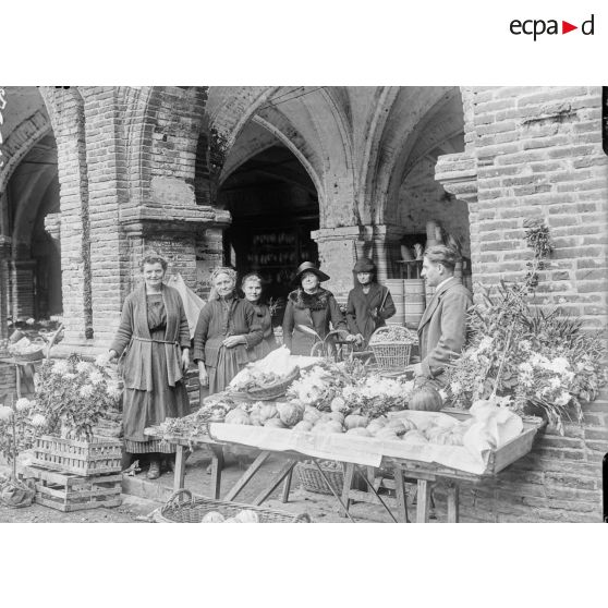 [Au marché, 1922.]