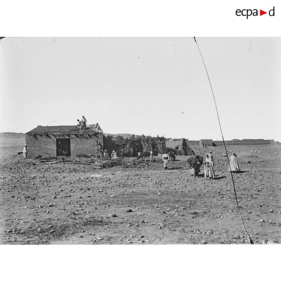 [Algérie, 1907-1918. Réfection d'une toiture.]