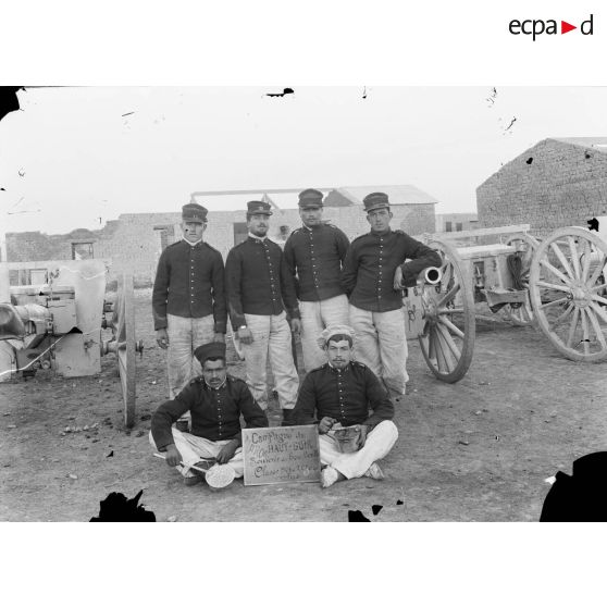 [Maroc, 1907-1910. Photographie de groupe vraisemblablement au 12e régiment d'artillerie pendant la campagne du Haut-Guir.]