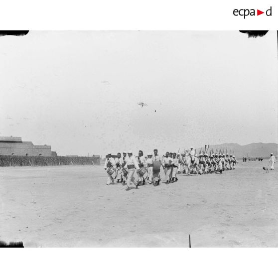 25. Le détachement de la légion arrivant de Béni-Abbès. [légende d'origine]