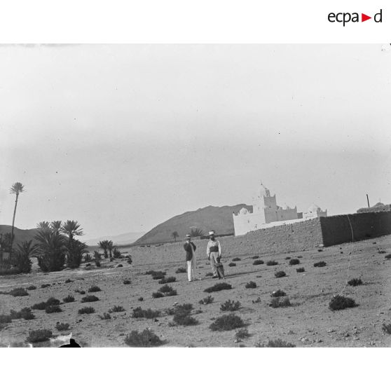 27. La mosquée Slimani et le col de Zénaga. [légende d'origine]