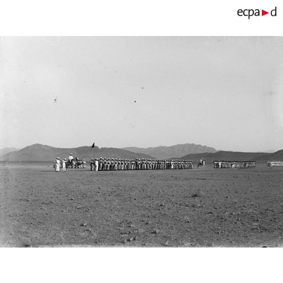 39. [Beni Ounif de Figuig, 14 juillet 1907. Revue lors des célébrations du 14-Jjuillet.]