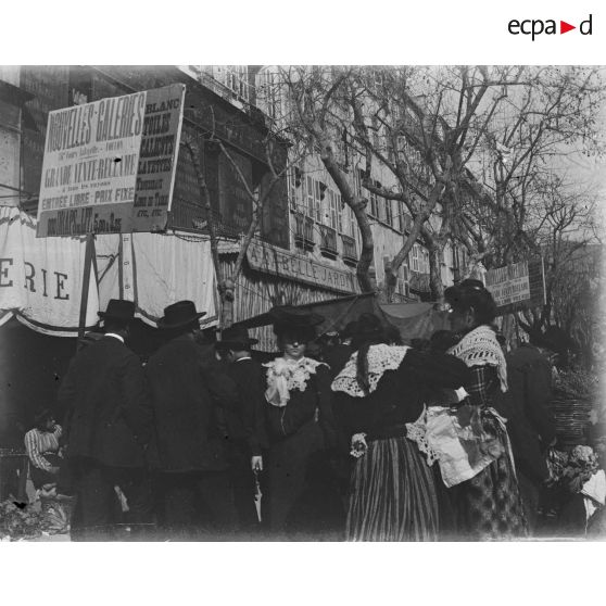 629. [Toulon, 1922. Rue commerçante animée.]