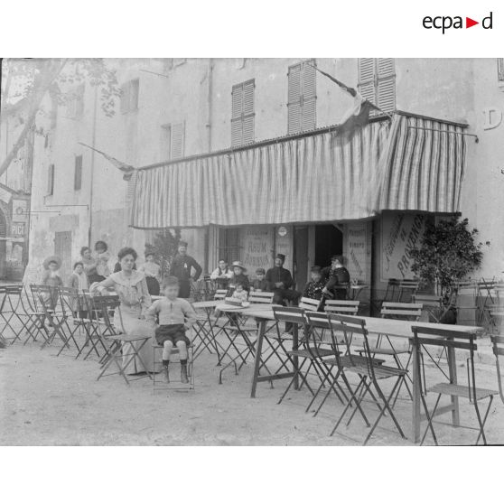 630. [En terrasse à Toulon, 1922.]