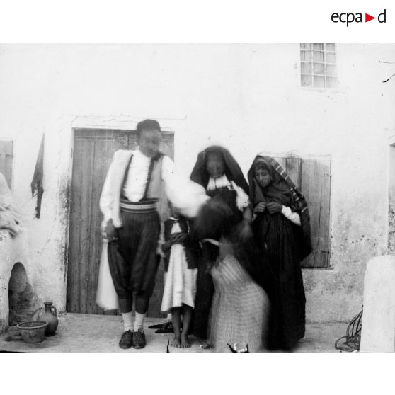 635. [Algérie, 1905-1914. Portrait d'une famille arabe.]