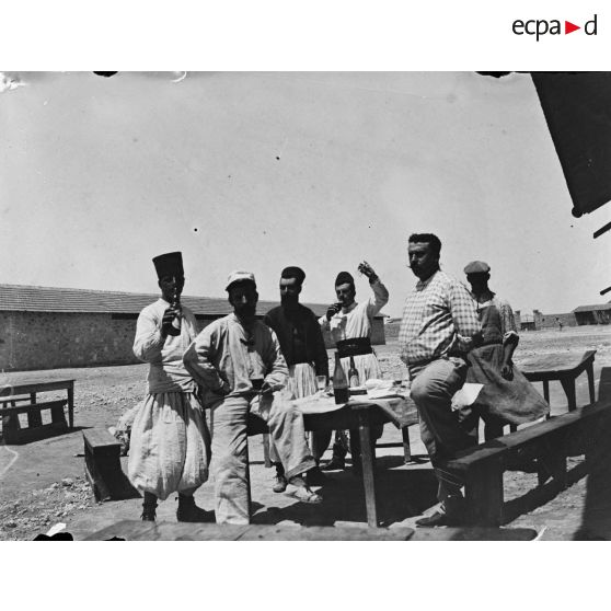 812. [Algérie, 1905-1914. Photographie de groupe, peut-être de la compagnie saharienne de la Saoura.]