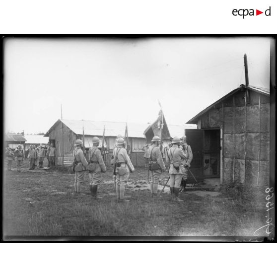 Près de Toul, cérémonie au drapeau au camp de Bois l'Evêque. [légende d'origine]