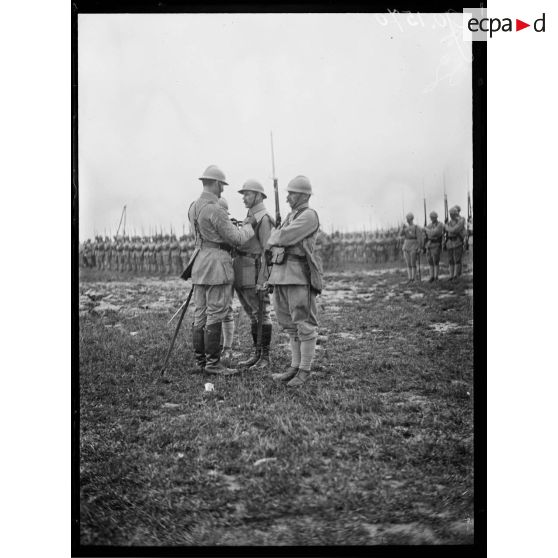 Camp de bois d'Evêque, remise de décoration à la 2e division Marocaine. [légende d'origine]