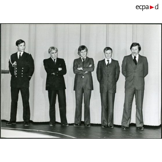 Présentation officielle du film Le Crabe Tambour au cinéma l'Empire. Pendant les félicitations de droite à gauche : Jean Rochefort, comédien, Pierre Schoendoerffer, réalisateur, Jacques Perrin, comédien, et Raoul Coutard, chef opérateur.