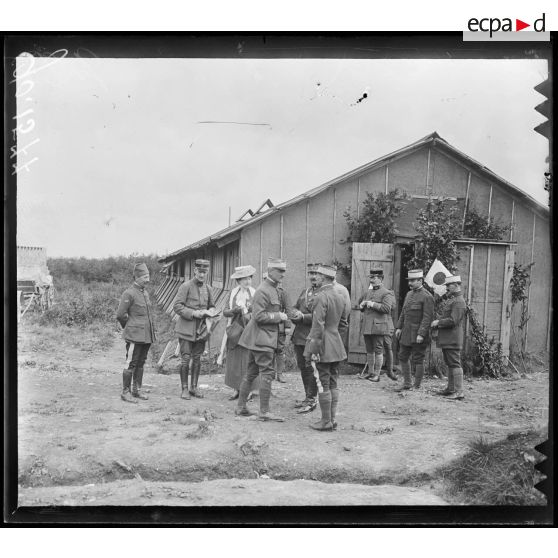 Camp de Bois-l'Evêque, Madame Lyautey accompagnée par les officiers, [légende d'origine]