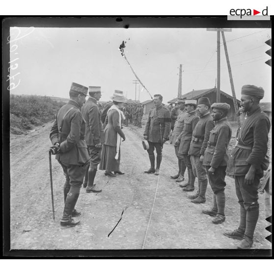 Camp de Bois-l'Evêque, présentation des officiers à Md Lyautey. [légende d'origine]