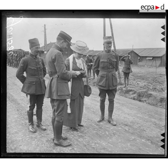 Camp de Bois-l'Evêque, Madame Lyautey et le colonel Flye. [légende d'origine]