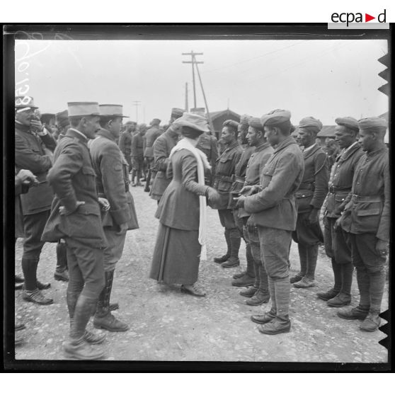 Camp de Bois-l'Evêque, Madame Lyautey donne des bagues aux tirailleurs. [légende d'origine]