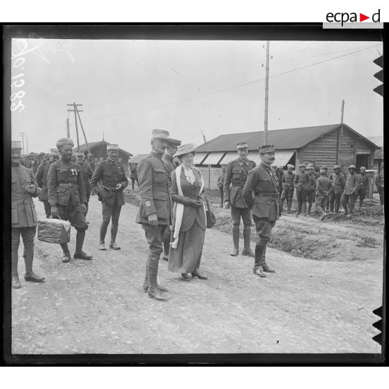 Camp de Bois-l'Evêque, Madame Lyautey, le général Madelon et le colonel Flye. [légende d'origine]