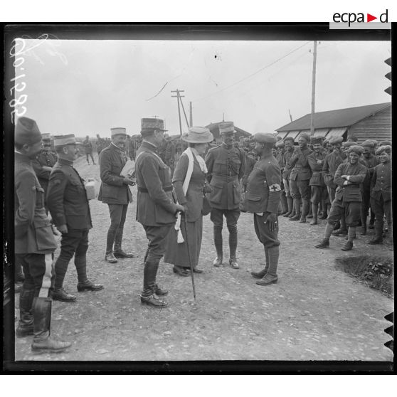 Camp de Bois-l'Evêque, Madame Lyautey fait distribuer des cigarettes aux tirailleurs. [légende d'origine]