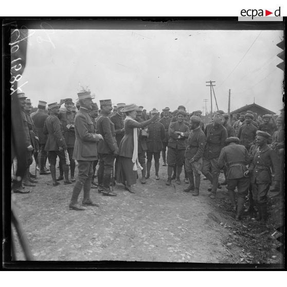 Camp du Bois-l'Evêque, Mme Lyautey prend congé des tirailleurs. [légende d'origine]