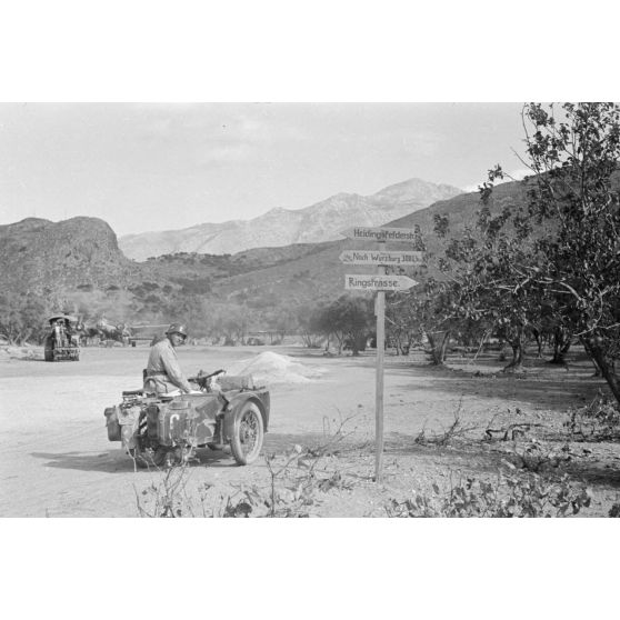 Sur le terrain de Kastelli, le side-car BMW R12 de la Lufwaffe Kriegsberichter Kompanie 7 immatriculé WL 251 099, aux commandes le caporal-chef Kutschan.