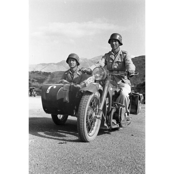 Sur le terrain de Kastelli, le side-car BMW R12 de la Lufwaffe Kriegsberichter Kompanie 7 immatriculé WL 251 099, aux commandes le caporal-chef Kutschan.